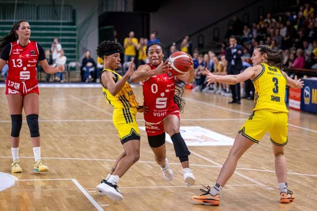 Basketball Berlin 18 01 2026 Season 2025 2026 DBBL 1 Bundesliga Alba Berlin GiroLive Panthers Osnabrück Taylor Valladay Osnabrück, No 00 Deeshyra Thomas Alba, No 21 Theresa Simon Alba, No 03