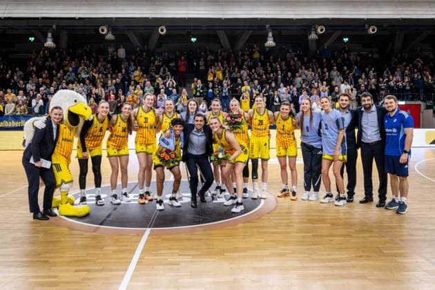 Basketball Berlin 18 01 2026 Season 2025 2026 DBBL 1 Bundesliga Alba Berlin GiroLive Panthers Osnabrück 100 Bundesliga games for Alba Nina Rosemeyer Alba, No 11 Deeshyra Thomas Alba, No 21 Cristo Cabrera Alba, Coach Team Alba