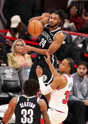 (260119) -- CHICAGO, Jan. 19, 2026 -- Brooklyn Nets Cam Thomas (top) throws a pass during the 2025-2026 NBA, Basketball Herren, USA regular season basketball game between Brooklyn Nets and Chicago Bulls at United Center in Chicago, the United States, Jan. 18, 2026. (Photo by Xinhua) (SP)U.S.-CHICAGO-BASKETBALL-NBA-NETS VS BULLS JoelxLerner 