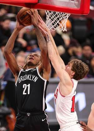 (260119) -- CHICAGO, Jan. 19, 2026 -- Brooklyn Nets Noah Clowney (L) drives to the basket during the 2025-2026 NBA, Basketball Herren, USA regular season basketball game between Brooklyn Nets and Chicago Bulls at United Center in Chicago, the United States, Jan. 18, 2026. (Photo by Xinhua) (SP)U.S.-CHICAGO-BASKETBALL-NBA-NETS VS BULLS JoelxLerner 