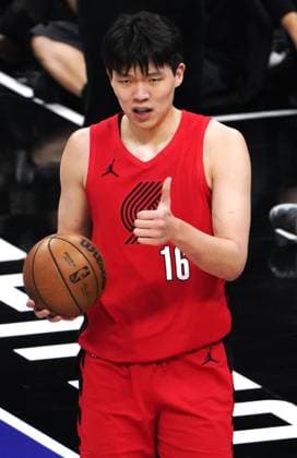 (260119) -- SACRAMENTO, Jan. 19, 2026 -- Portland Trail Blazers Yang Hansen reacts during the 2025-2026 NBA, Basketball Herren, USA regular season basketball game between Portland Trail Blazers and Sacramento Kings in Sacramento, the United States, Jan. 18, 2026. ) (SP)U.S.-SACRAMENTO-BASKETBALL-NBA-BLAZERS VS KINGS WuxXiaoling 