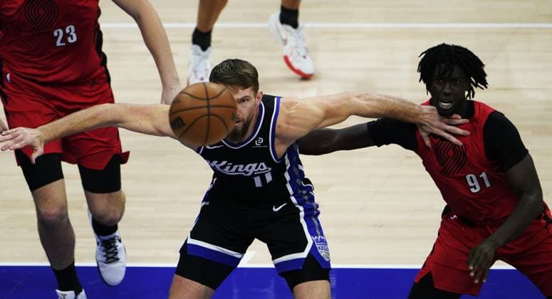 (260119) -- SACRAMENTO, Jan. 19, 2026 -- Sacramento Kings Domantas Sabonis (C) competes during the 2025-2026 NBA, Basketball Herren, USA regular season basketball game between Portland Trail Blazers and Sacramento Kings in Sacramento, the United States, Jan. 18, 2026. ) (SP)U.S.-SACRAMENTO-BASKETBALL-NBA-BLAZERS VS KINGS WuxXiaoling 