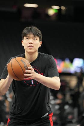 (260119) -- SACRAMENTO, Jan. 19, 2026 -- Portland Trail Blazers Yang Hansen warms up before the 2025-2026 NBA, Basketball Herren, USA regular season basketball game between Portland Trail Blazers and Sacramento Kings in Sacramento, the United States, Jan. 18, 2026. (Photo by Xinhua) (SP)U.S.-SACRAMENTO-BASKETBALL-NBA-BLAZERS VS KINGS SunxYuxuan 