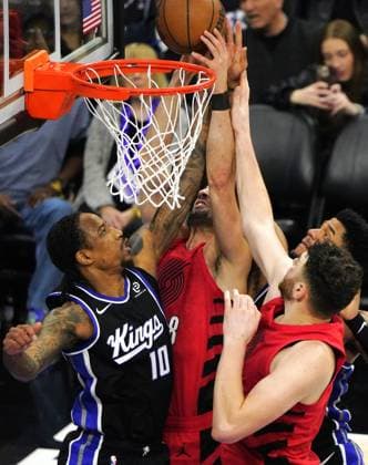 (260119) -- SACRAMENTO, Jan. 19, 2026 -- Sacramento Kings DeMar DeRozan (L) competes during the 2025-2026 NBA, Basketball Herren, USA regular season basketball game between Portland Trail Blazers and Sacramento Kings in Sacramento, the United States, Jan. 18, 2026. ) (SP)U.S.-SACRAMENTO-BASKETBALL-NBA-BLAZERS VS KINGS WuxXiaoling 