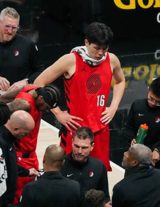(260119) -- SACRAMENTO, Jan. 19, 2026 -- Portland Trail Blazers Yang Hansen listens to the coach during the 2025-2026 NBA, Basketball Herren, USA regular season basketball game between Portland Trail Blazers and Sacramento Kings in Sacramento, the United States, Jan. 18, 2026. (Photo by Xinhua) (SP)U.S.-SACRAMENTO-BASKETBALL-NBA-BLAZERS VS KINGS SunxYuxuan 