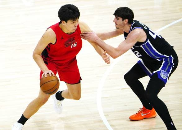 (260119) -- SACRAMENTO, Jan. 19, 2026 -- Portland Trail Blazers Yang Hansen (L) vies with Sacramento Kings Maxime Raynaud during the 2025-2026 NBA, Basketball Herren, USA regular season basketball game between Portland Trail Blazers and Sacramento Kings in Sacramento, the United States, Jan. 18, 2026. ) (SP)U.S.-SACRAMENTO-BASKETBALL-NBA-BLAZERS VS KINGS WuxXiaoling 