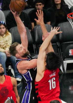 (260119) -- SACRAMENTO, Jan. 19, 2026 -- Sacramento Kings Domantas Sabonis (L) goes for a layup during the 2025-2026 NBA, Basketball Herren, USA regular season basketball game between Portland Trail Blazers and Sacramento Kings in Sacramento, the United States, Jan. 18, 2026. (Photo by Xinhua) (SP)U.S.-SACRAMENTO-BASKETBALL-NBA-BLAZERS VS KINGS SunxYuxuan 