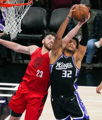 (260119) -- SACRAMENTO, Jan. 19, 2026 -- Portland Trail Blazers Donovan Clingan (L) vies with Sacramento Kings Dylan Cardwell during the 2025-2026 NBA, Basketball Herren, USA regular season basketball game between Portland Trail Blazers and Sacramento Kings in Sacramento, the United States, Jan. 18, 2026. (Photo by Xinhua) (SP)U.S.-SACRAMENTO-BASKETBALL-NBA-BLAZERS VS KINGS SunxYuxuan 