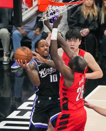(260119) -- SACRAMENTO, Jan. 19, 2026 -- Sacramento Kings DeMar DeRozan (L) competes during the 2025-2026 NBA, Basketball Herren, USA regular season basketball game between Portland Trail Blazers and Sacramento Kings in Sacramento, the United States, Jan. 18, 2026. (Photo by Xinhua) (SP)U.S.-SACRAMENTO-BASKETBALL-NBA-BLAZERS VS KINGS SunxYuxuan 