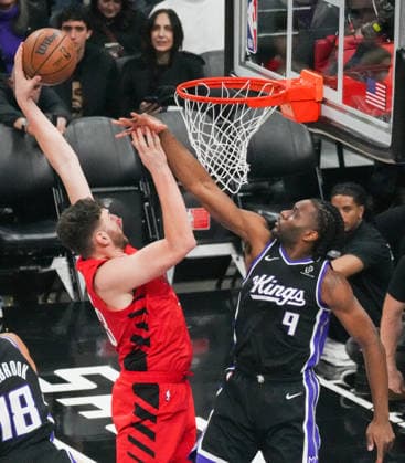 (260119) -- SACRAMENTO, Jan. 19, 2026 -- Portland Trail Blazers Donovan Clingan (L) goes for a layup during the 2025-2026 NBA, Basketball Herren, USA regular season basketball game between Portland Trail Blazers and Sacramento Kings in Sacramento, the United States, Jan. 18, 2026. (Photo by Xinhua) (SP)U.S.-SACRAMENTO-BASKETBALL-NBA-BLAZERS VS KINGS SunxYuxuan 