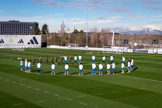Real Madrid C.F. Training Session And press conference, PK, Pressekonferenz - UEFA Champions League 2025 26 League Phase MD7 A general view of Real Madrid players during the minute of silence in memory of the victims of the train accident that occurred in Adamuz, Spain the previous night during the Training Session and Press Conference ahead of the UEFA Champions League 2024 25 match against AS Monaco at Ciudad Real Madrid on January 19, 2026 in Madrid, Spain. Valdebebas Ciudad Real Madrid Madrid Spain Copyright: xAlbertoxGardinx AGardin_20260119_Foot_Champ_ReaMad_Press_0414