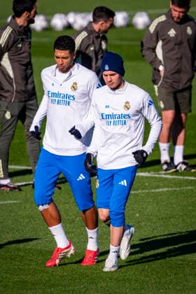 Real Madrid C.F. Training Session And press conference, PK, Pressekonferenz - UEFA Champions League 2025 26 League Phase MD7 Players of Real Madrid (from L to R) Jude Bellingham, Franco Mastantuono are seen getting into the field during the Training Session and Press Conference ahead of the UEFA Champions League 2024 25 match against AS Monaco at Ciudad Real Madrid on January 19, 2026 in Madrid, Spain. Valdebebas Ciudad Real Madrid Madrid Spain Copyright: xAlbertoxGardinx AGardin_20260119_Foot_Champ_ReaMad_Press_0425