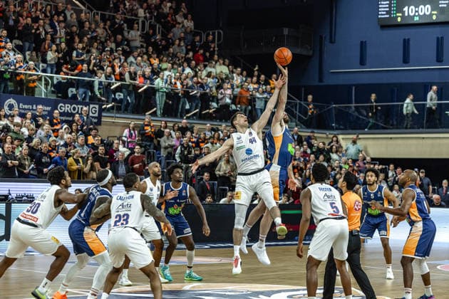 Jure Planinic SYNTAINICS MBC, 44 Owen Klassen ROSTOCK SEAWOLVES, 29 GER, Rostock Seawolves vs SYNTAINICS MBC, easycredit BBL, Basketball, Bundesliga, Matchday 16, Season 2025 2026, 18 01 2026 GER, Rostock Seawolves vs SYNTAINICS MBC, easycredit BBL, Basketball, Bundesliga, Matchday 16, Season 2025 2026, 18 01 2026 Rostock Copyright: xEibner-Pressefoto DenverxEhrlichx EP_DEH