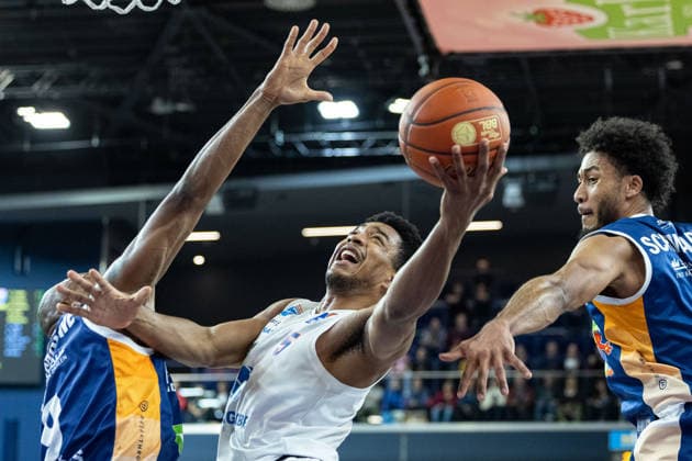 Marcus Foster SYNTAINICS MBC, 05 , DeAndre Lansdowne ROSTOCK SEAWOLVES, 09 , D Shawn Schwartz ROSTOCK SEAWOLVES, 05 GER, Rostock Seawolves vs SYNTAINICS MBC, easycredit BBL, Basketball, Bundesliga, 16 Matchday, Season 2025 2026, 18 01 2026 GER, Rostock Seawolves vs SYNTAINICS MBC, easycredit BBL, Basketball, Bundesliga, 16 Matchday, Season 2025 2026, 18 01 2026 Rostock Copyright: xEibner-Pressefoto DenverxEhrlichx EP_DEH