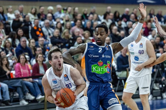 Spencer Reaves SYNTAINICS MBC, 31 , Jordan Bowden ROSTOCK SEAWOLVES, 02 GER, Rostock Seawolves vs SYNTAINICS MBC, easycredit BBL, Basketball, Bundesliga, Matchday 16, Season 2025 2026, 18 01 2026 GER, Rostock Seawolves vs SYNTAINICS MBC, easycredit BBL, Basketball, Bundesliga, Matchday 16, Season 2025 2026, 18 01 2026 Rostock Copyright: xEibner-Pressefoto DenverxEhrlichx EP_DEH