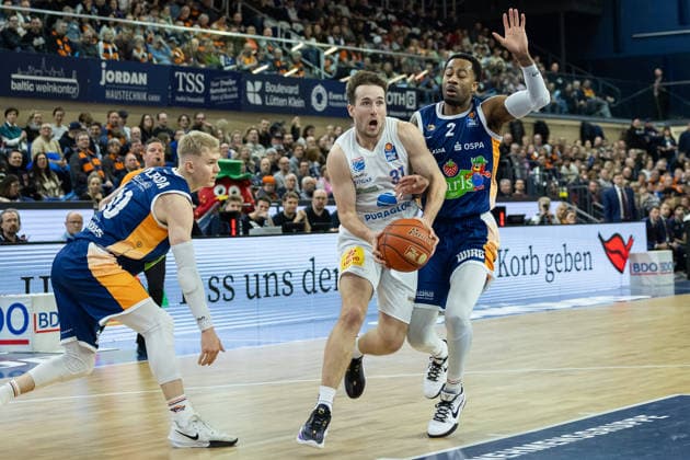 Spencer Reaves SYNTAINICS MBC, 31 in duel with Jordan Bowden ROSTOCK SEAWOLVES, 02 GER, Rostock Seawolves vs SYNTAINICS MBC, easycredit BBL, Basketball, Bundesliga, Matchday 16, Season 2025 2026, 18 01 2026 GER, Rostock Seawolves vs SYNTAINICS MBC, easycredit BBL, Basketball, Bundesliga, Matchday 16, Season 2025 2026, 18 01 2026 Rostock Copyright: xEibner-Pressefoto DenverxEhrlichx EP_DEH