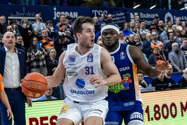 Spencer Reaves SYNTAINICS MBC, 31 , TJ Crockett Jr ROSTOCK SEAWOLVES, 00 and D Shawn Schwartz ROSTOCK SEAWOLVES, 05 , GER, Rostock Seawolves vs SYNTAINICS MBC, easycredit BBL, Basketball, Bundesliga, 16 Matchday, Season 2025 2026, 18 01 2026 GER, Rostock Seawolves vs SYNTAINICS MBC, easycredit BBL, Basketball, Bundesliga, 16 Matchday, Season 2025 2026, 18 01 2026 Rostock Copyright: xEibner-Pressefoto DenverxEhrlichx EP_DEH