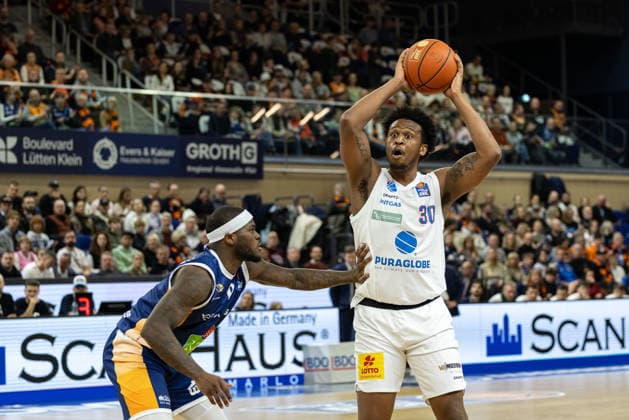 Stephon Jelks SYNTAINICS MBC, 30 TJ Crockett Jr ROSTOCK SEAWOLVES, 00 GER, Rostock Seawolves vs SYNTAINICS MBC, easycredit BBL, Basketball, Bundesliga, Matchday 16, Season 2025 2026, 18 01 2026 GER, Rostock Seawolves vs SYNTAINICS MBC, easycredit BBL, Basketball, Bundesliga, Matchday 16, Season 2025 2026, 18 01 2026 Rostock Copyright: xEibner-Pressefoto DenverxEhrlichx EP_DEH