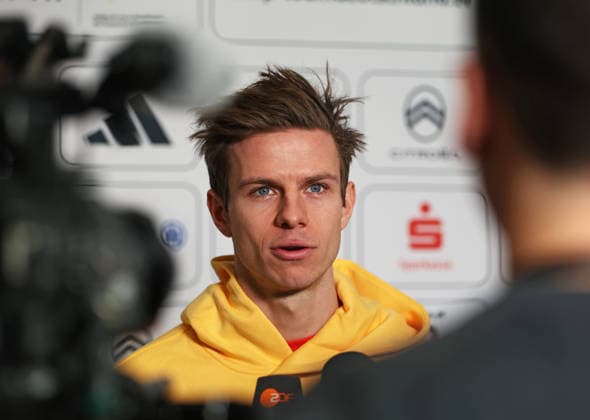 Einkleidung Team Deutschland Olympische Winterspiele, Olympia Hier im Bild Andreas Wellinger (GER) deutscher Skispringer, Skispringen, sitzend bei einem INterview Kopf, Oberkörper *** Dressing Team Germany Olympic Winter Games, Olympia Here in the picture Andreas Wellinger GER German ski jumper, ski jumping, sitting at an interview head, upper body
