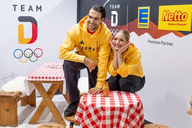 Minerva Fabienne Hase (DOSB-Olympiakader Deutsche Eislauf Union DEU, Paarlaufen) und Nikita Volodin (DOSB-Olympiakader Deutsche Eislauf Union DEU, Paarlaufen) bei der Praesentation von Produkten des Sponsors EDEKA Netto GER, DOSB Olympia-Einkleidung Team Deutschland, Mailand Cortina 2026, 19.01.2026. GER, DOSB Olympia-Einkleidung Team Deutschland, Mailand Cortina 2026, 19.01.2026. Muenchen *** Minerva Fabienne Hase DOSB Olympic squad German Ice Skating Union DEU, pair skating and Nikita Volodin DOSB Olympic squad German Ice Skating Union DEU, pair skating at the presentation of products of the sponsor EDEKA Netto GER, DOSB Olympic Dressing Team Germany, Milan Cortina 2026, 19 01 2026 GER, DOSB Olympic Dressing Team Germany, Milan Cortina 2026, 19 01 2026 Munich Copyright: xEibner-Pressefoto FranzxFeinerx EP_HFR