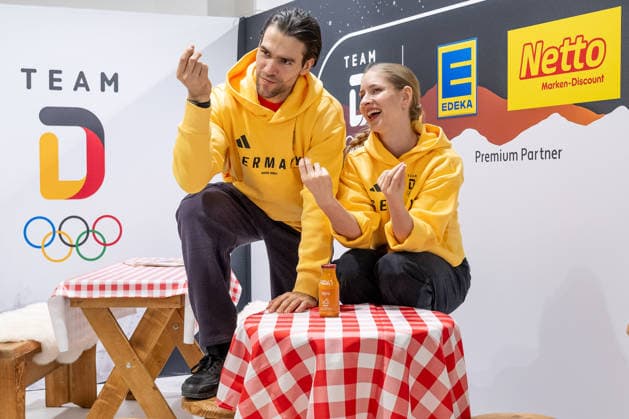 Minerva Fabienne Hase (DOSB-Olympiakader Deutsche Eislauf Union DEU, Paarlaufen) und Nikita Volodin (DOSB-Olympiakader Deutsche Eislauf Union DEU, Paarlaufen) bei der Praesentation von Produkten des Sponsors EDEKA Netto GER, DOSB Olympia-Einkleidung Team Deutschland, Mailand Cortina 2026, 19.01.2026. GER, DOSB Olympia-Einkleidung Team Deutschland, Mailand Cortina 2026, 19.01.2026. Muenchen *** Minerva Fabienne Hase DOSB Olympic squad German Ice Skating Union DEU, pair skating and Nikita Volodin DOSB Olympic squad German Ice Skating Union DEU, pair skating at the presentation of products of the sponsor EDEKA Netto GER, DOSB Olympic Dressing Team Germany, Milan Cortina 2026, 19 01 2026 GER, DOSB Olympic Dressing Team Germany, Milan Cortina 2026, 19 01 2026 Munich Copyright: xEibner-Pressefoto FranzxFeinerx EP_HFR
