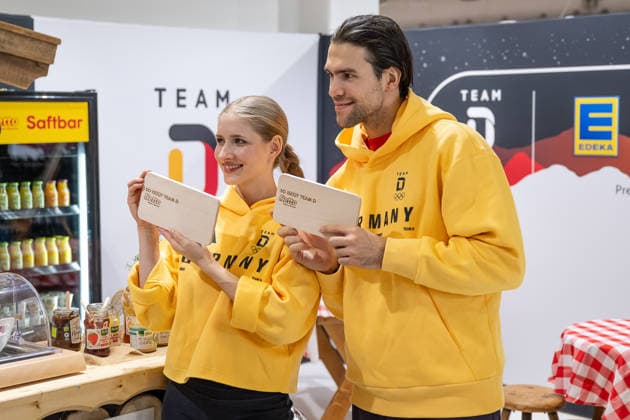 Minerva Fabienne Hase (DOSB-Olympiakader Deutsche Eislauf Union DEU, Paarlaufen) und Nikita Volodin (DOSB-Olympiakader Deutsche Eislauf Union DEU, Paarlaufen) bei der Praesentation von Produkten des Sponsors EDEKA Netto GER, DOSB Olympia-Einkleidung Team Deutschland, Mailand Cortina 2026, 19.01.2026. GER, DOSB Olympia-Einkleidung Team Deutschland, Mailand Cortina 2026, 19.01.2026. Muenchen *** Minerva Fabienne Hase DOSB Olympic squad German Ice Skating Union DEU, pair skating and Nikita Volodin DOSB Olympic squad German Ice Skating Union DEU, pair skating at the presentation of products of the sponsor EDEKA Netto GER, DOSB Olympic Dressing Team Germany, Milan Cortina 2026, 19 01 2026 GER, DOSB Olympic Dressing Team Germany, Milan Cortina 2026, 19 01 2026 Munich Copyright: xEibner-Pressefoto FranzxFeinerx EP_HFR