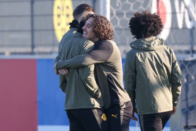 Dortmund, Germany January 19, 2026 Champions League 2025 2026 Borussia Dortmund final training In the picture from left second Fabio Silva BVB hugs Nico Schlotterbeck BVB at the final training in Dortmund before the UCL match against Tottenham Hotspur in London Training ground Hohenbuschei North Rhine-Westphalia Copyright: xFotostandx xFantinix