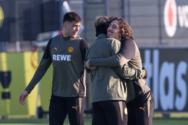Dortmund, Germany January 19, 2026 Champions League 2025 2026 Borussia Dortmund final training In the picture from left third Fabio Silva BVB hugs Julian Brandt BVB at the final training in Dortmund before the UCL match against Tottenham Hotspur in London, behind him Aaron Anselmino BVB training ground Hohenbuschei North Rhine-Westphalia Copyright: xFotostandx xFantinix