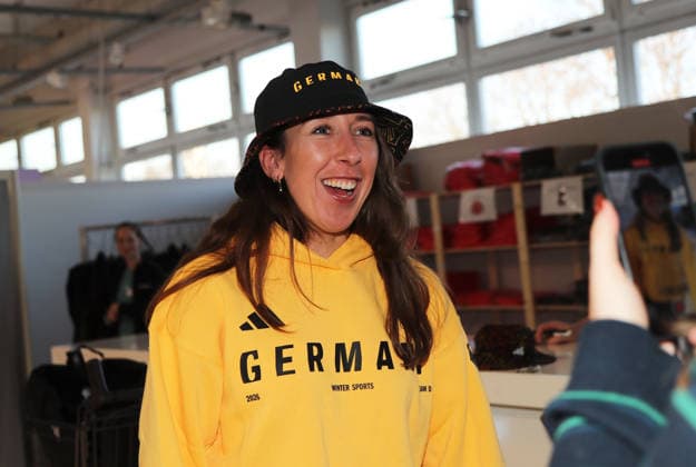 Einkleidung Team Deutschland Olympische Winterspiele, Olympia Hier im Bild Kira Weidle-Winkelmann, Deutsche Skirennläuferin, Ski Alpin mit einem Hut, lacht, lachend *** Dressing Team Germany Olympic Winter Games, Olympia Here in the picture Kira Weidle Winkelmann, German ski racer, alpine skier with a hat, laughing, laughing