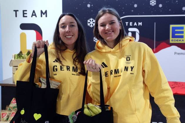 MUENCHEN, GERMANY- JANUARY 19: Emma Aicher (Alpine skiing) and Kira Weidle-Winkelmann (Alpine skiing) with their Edeka styled bags at the Team Germany kit fitting for the Milano Cortina 2026 Olympic Games, Olympische Spiele, Olympia, OS on January 19, 2026 in Munich, Germany. Bavaria Germany Copyright: xPhotographer:xNilsxKoepkex