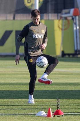 19 01 2026, xgrfx, Football UEFA Champions League, Borussia Dortmund Training v l Aaron Anselmino Borussia Dortmund DFL DFB REGULATIONS PROHIBIT ANY USE OF PHOTOGRAPHS as IMAGE SEQUENCES and or QUASI VIDEO Dortmund
