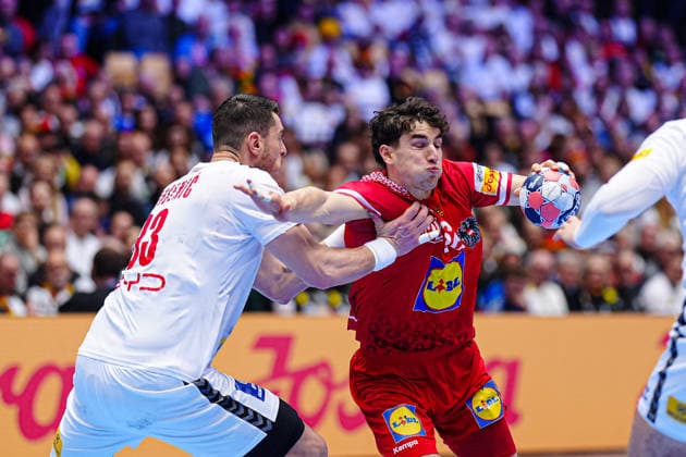 Luka Rogan Serbia, 33 , Elias Kofler Austria, 66 DEN, Austria vs Serbia, Handball, EHF European Championship 2026, Group A, Matchday 3, 19 01 2026 DEN, Austria vs Serbia, Handball, EHF European Championship 2026, Group A, Matchday 3, 19 01 2026 Herning Copyright: xEibner-Pressefoto MarcelxvonxFehrnx EP_MFN