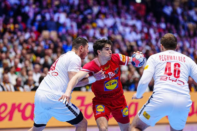 Luka Rogan Serbia, 33 , Elias Kofler Austria, 66 DEN, Austria vs Serbia, Handball, EHF European Championship 2026, Group A, Matchday 3, 19 01 2026 DEN, Austria vs Serbia, Handball, EHF European Championship 2026, Group A, Matchday 3, 19 01 2026 Herning Copyright: xEibner-Pressefoto MarcelxvonxFehrnx EP_MFN