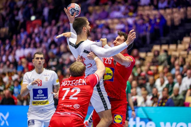 19 01 2026, Handball, Men s EHF EURO 2026, Austria Serbia, Jyske Bank Boxing in Herning, Denmark, Preliminary Round Lukas Hutecek Austria 72 and Lukas Herburger Austria 26 defend against Uros Kojadinovic Serbia 15 Denmark