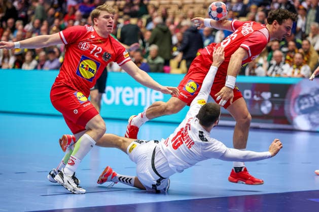 19 01 2026, Handball, Men s EHF EURO 2026, Austria Serbia, Jyske Bank Boxing in Herning, Denmark, Preliminary Round Lukas Hutecek Austria 72 and Lukas Herburger Austria 26 defend against Uros Kojadinovic Serbia 15 Denmark