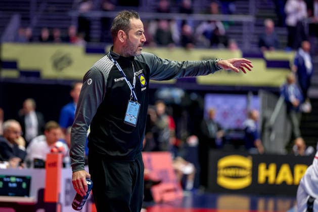 19 01 2026, Handball, Men s EHF EURO 2026, Austria Serbia, Jyske Bank Boxen in Herning, Denmark, Preliminary Round Headcoach Iker Romero Fernandez Austria hc gesticulating on the sidelines Denmark