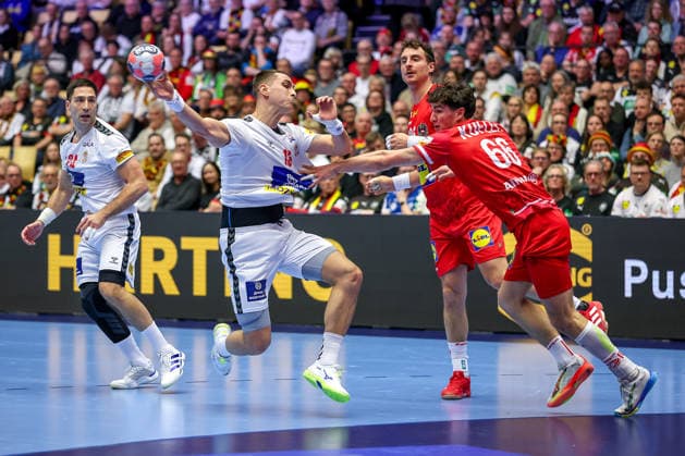 19 01 2026, Handball, Men s EHF EURO 2026, Austria Serbia, Jyske Bank Boxing in Herning, Denmark, Preliminary Round ya26 Elias Kofler Austria 66 in a duel against Uros Borzas Serbia 13 Denmark