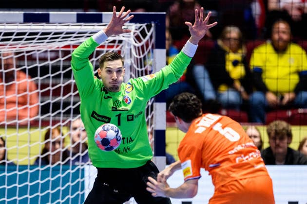 260119 Goalkeeper Dominik Kuzmanovic of Croatia and Rutger ten Velde of the Netherlands during the EHF European Handball Championship preliminary round match between the Netherlands and Croatia on January 19, 2026 in Malmö Photo Petter Arvidson BILDBYRAN kod PA PA1126 handball handboll handball handbolls em 2026 nederländerna netherlands croatia kroatien ehf european handball championship bbeng grappa33  Copyright: PETTERxARVIDSON BB260119PA031