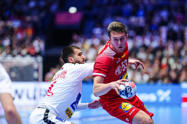 Uros Kojadinovic Serbia, 15 , Nikola Bilyk Austria, 53 DEN, Austria vs Serbia, Handball, EHF European Championship 2026, Group A, Matchday 3, 19 01 2026 DEN, Austria vs Serbia, Handball, EHF European Championship 2026, Group A, Matchday 3, 19 01 2026 Herning Copyright: xEibner-Pressefoto MarcelxvonxFehrnx EP_MFN