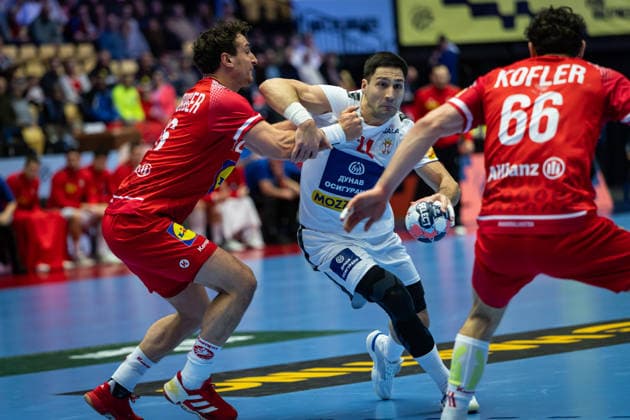 HERNING, DENMARK - JANUARY 19: Lazar Kukic (Serbia, 24) against Lukas Herburger (Austria, 26) and Elias Kofler (Austria, 66) during the EHF EURO 2026 match between Austria vs Serbia at Jyske Bank Boxen Arena on matchday 3 of the Group Matches Group A on January 19, 2026 in Herning, Denmark. Midtjylland Denmark Copyright: xMarioxM.xKobergx