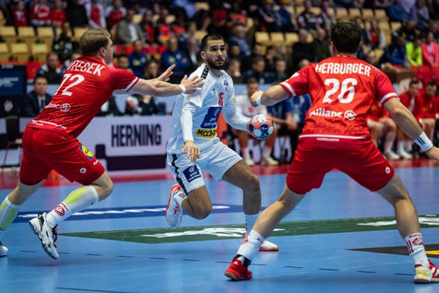 HERNING, DENMARK - JANUARY 19: Uros Kojadinovic (Serbia, 15) against Lukas Hutecek (Austria, 72) and Lukas Herburger (Austria, 26) during the EHF EURO 2026 match between Austria vs Serbia at Jyske Bank Boxen Arena on matchday 3 of the Group Matches Group A on January 19, 2026 in Herning, Denmark. Midtjylland Denmark Copyright: xMarioxM.xKobergx