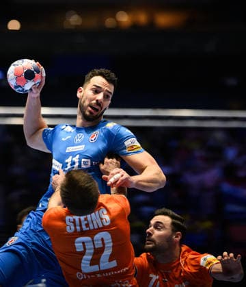 260119 Zvonimir Srna of Croatia against Luc Steins and Dani Baijens of the Netherlands during the EHF European Handball Championship preliminary round match between the Netherlands and Croatia on January 19, 2026 in Malmö Photo Petter Arvidson BILDBYRAN kod PA PA1126 handball handboll handball handbolls em 2026 nederländerna netherlands croatia kroatien ehf european handball championship bbeng grappa33  Copyright: PETTERxARVIDSON BB260119PA046