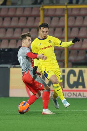 VeronaÕs Santana Giovane and Cremonese s Jari Vandeputte during the Serie A soccer match between Cremonese and Hellas Verona at the Giovanni Zini Stadium in Cremona Italy - 19 january 2026. - Soccer .  Copyright: xAlbertoxMariani LaPressex