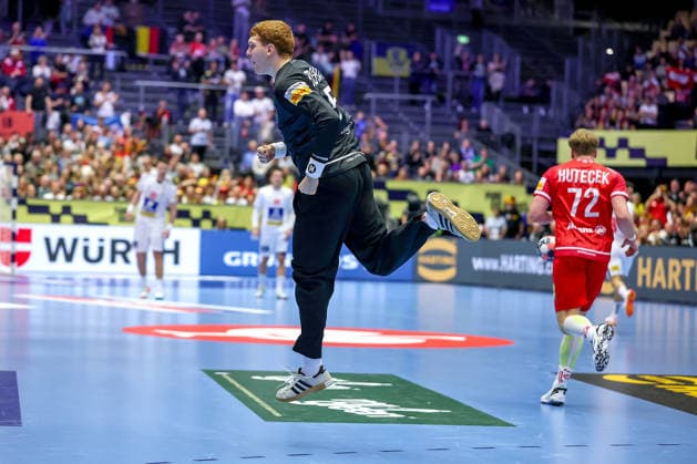 19 01 2026, Handball, Men s EHF EURO 2026, Austria Serbia, Jyske Bank Boxing in Herning, Denmark, Preliminary Round Leon Theodor Bergmann Austria 51 cheering Denmark