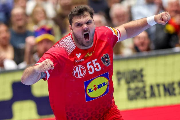 19 01 2026, Handball, Men s EHF EURO 2026, Austria Serbia, Jyske Bank Boxing in Herning, Denmark, Preliminary Round Tobias Wagner Austria 55 cheering Denmark