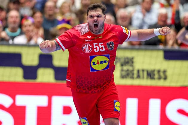 19 01 2026, Handball, Men s EHF EURO 2026, Austria Serbia, Jyske Bank Boxing in Herning, Denmark, Preliminary Round Tobias Wagner Austria 55 cheering Denmark