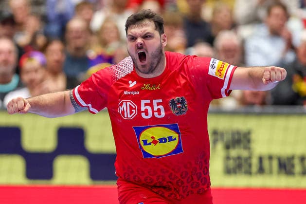 19 01 2026, Handball, Men s EHF EURO 2026, Austria Serbia, Jyske Bank Boxing in Herning, Denmark, Preliminary Round Tobias Wagner Austria 55 cheering Denmark
