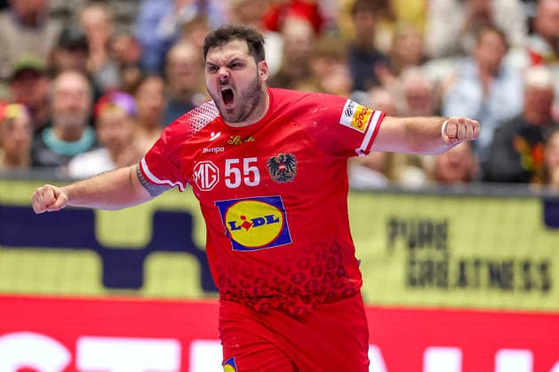 19 01 2026, Handball, Men s EHF EURO 2026, Austria Serbia, Jyske Bank Boxing in Herning, Denmark, Preliminary Round Tobias Wagner Austria 55 cheering Denmark