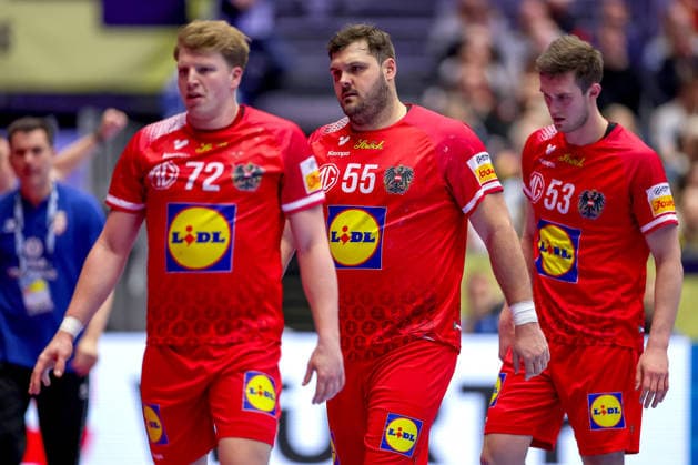 19 01 2026, Handball, Men s EHF EURO 2026, Austria Serbia, Jyske Bank Boxing in Herning, Denmark, Preliminary Round Lukas Hutecek Austria 72 Tobias Wagner Austria 55 Mykola Bilyk Austria 53 Disappointed Disappointment Denmark