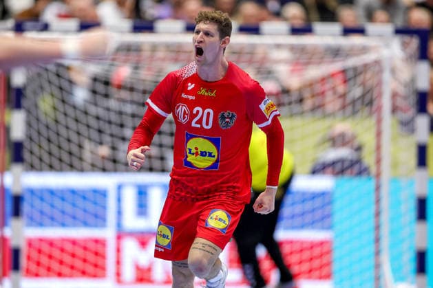 19 01 2026, Handball, Men s EHF EURO 2026, Austria Serbia, Jyske Bank Boxing in Herning, Denmark, Preliminary Round Sebastian Frimmel Austria 20 cheering Denmark